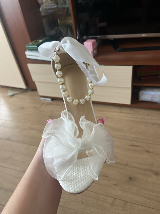 Белые туфли на высоком каблуке