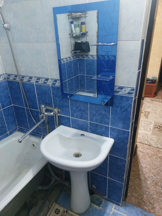 Продаётся ванная, раковина, зеркало и комплектующие!