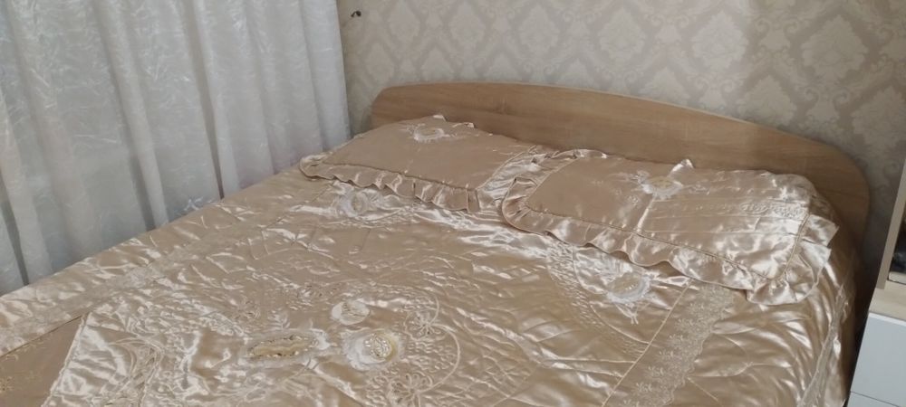 Продаётся покрывало с наволочками.