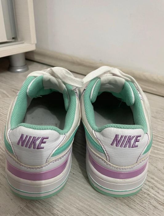 Vând Adidas Nike