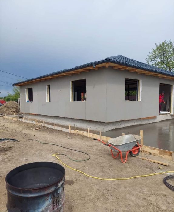 Vindem case din panouri sandwich