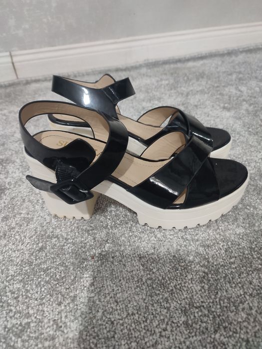 Летние босоножки на толстом каблуке