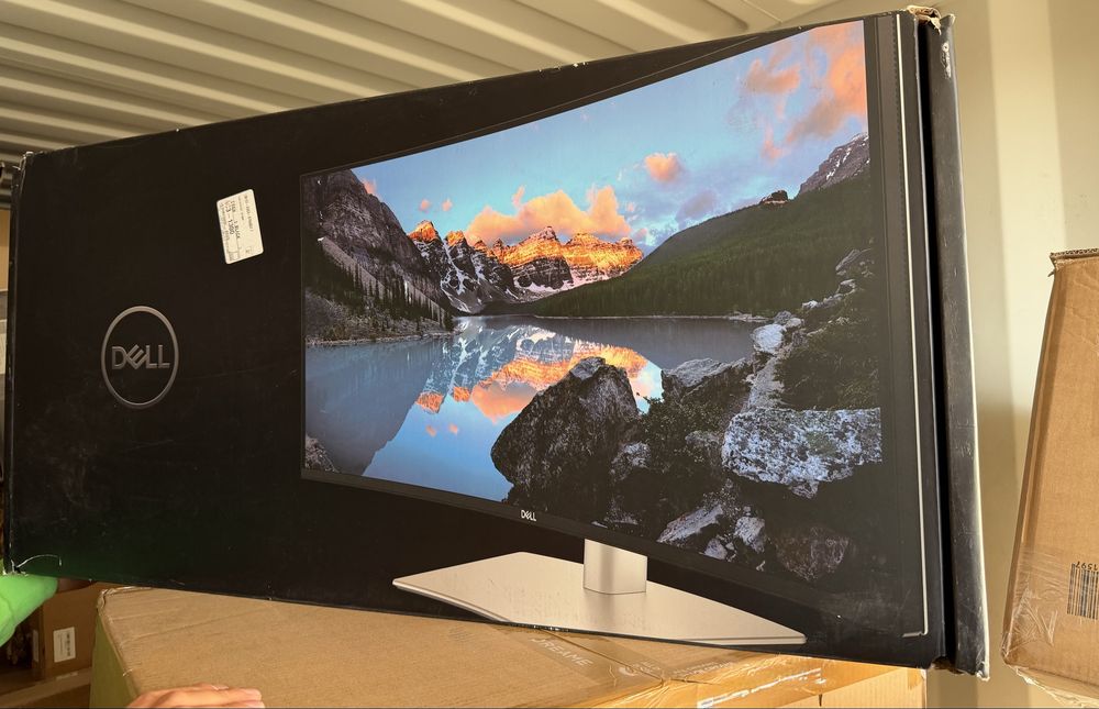 Monitor curbat dell ultra shape