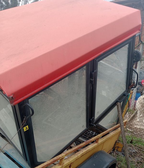 Продавам кабина за малък трактор