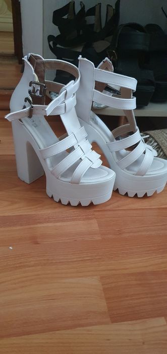 Босоножки на высоком каблуке