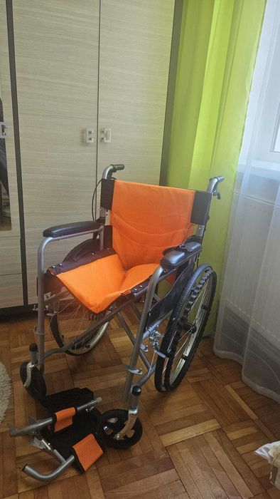 Vand scaun cu rotile