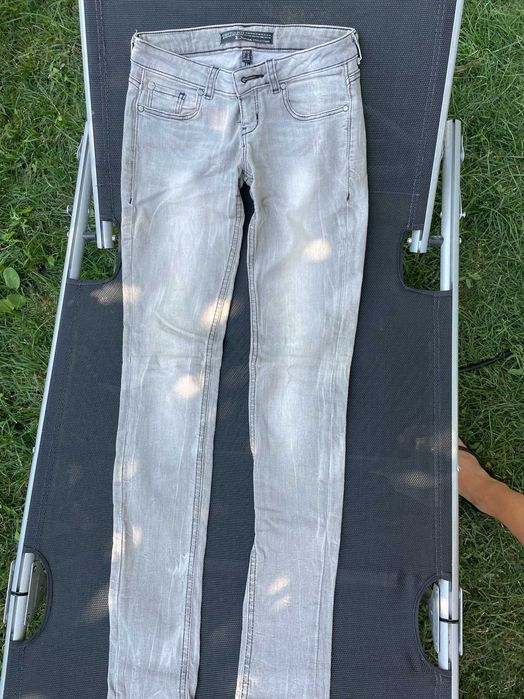 Blugi la modă ZARA, diverse culori, 59 de lei/pereche