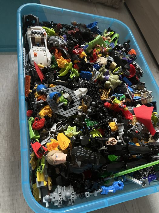 Продам большую коробку с лего