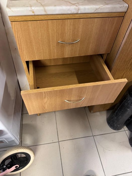Comodă îngustă cu 4 sertare și blat / noptieră înaltă – 50 cm
