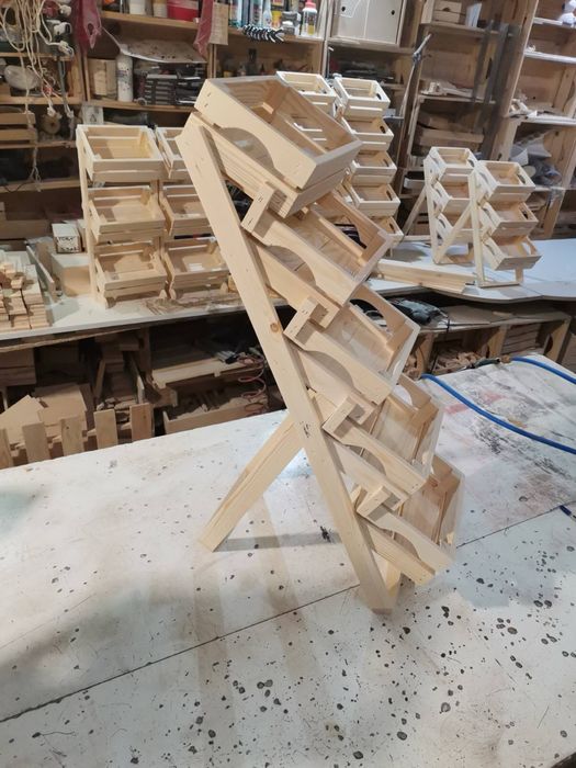 Стъпаловиден мини стелаж с 5 мини щайги