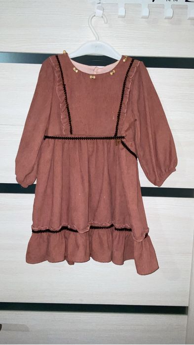 Платье нарядное в отличном качестве