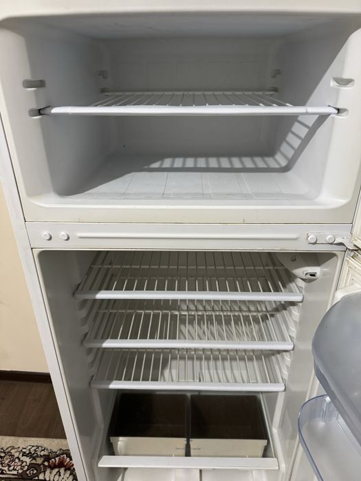 Indesit muzlatgichi sotiladi