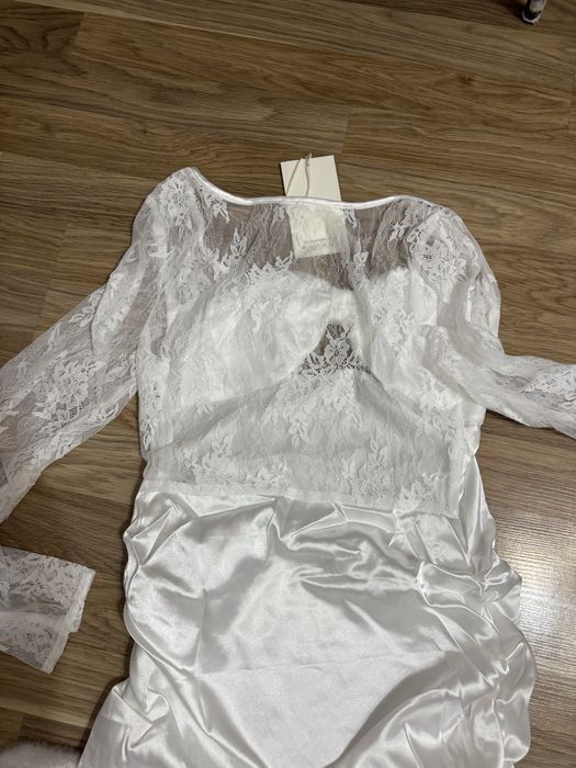 Бяла рокля сатен и дантела