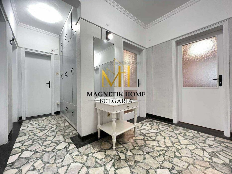 Дава се под наем Тристаен апартамент в Бургас, Център - 102 кв.м за 510 € - Снимка #1