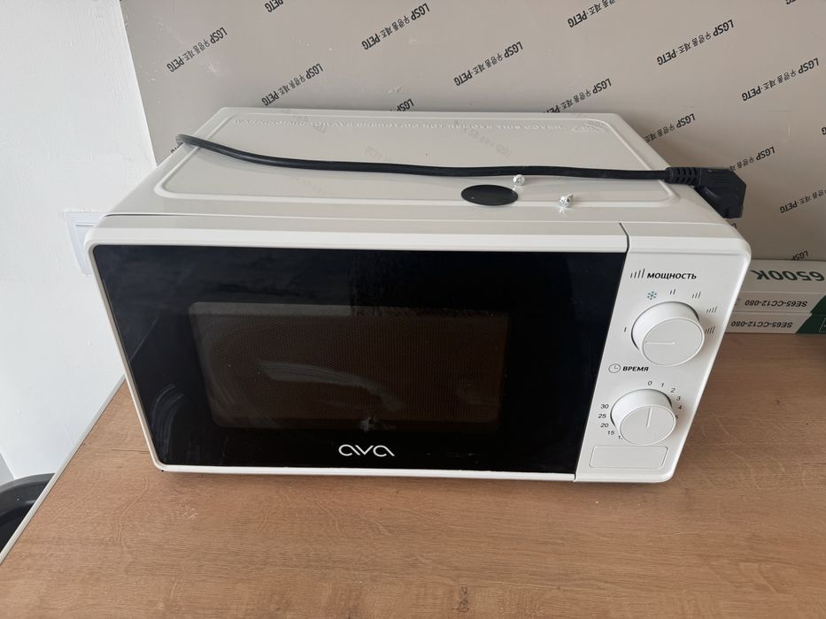 Стол и стулья. Микроволновка сатылады