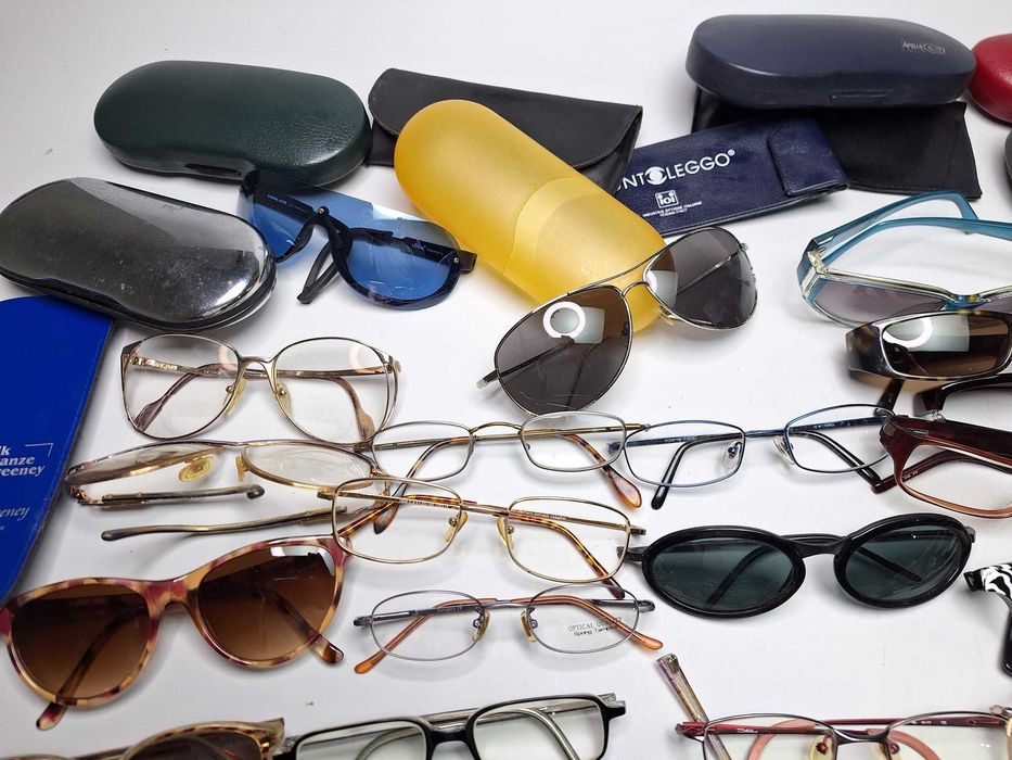 Lot ochelari si etui
