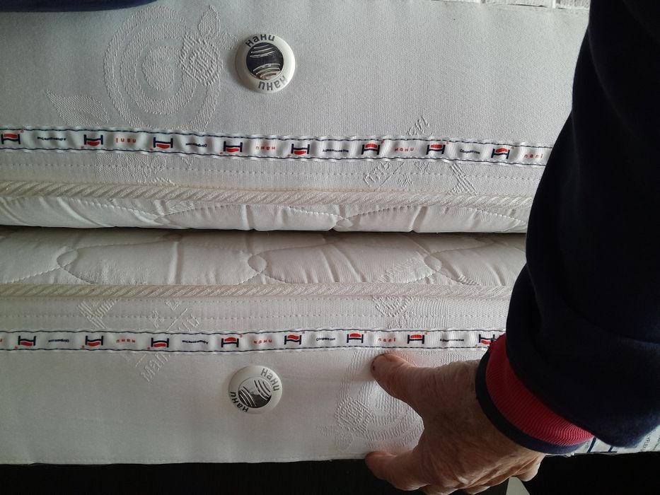 Продавам 2 броя еднолицеви матраци.