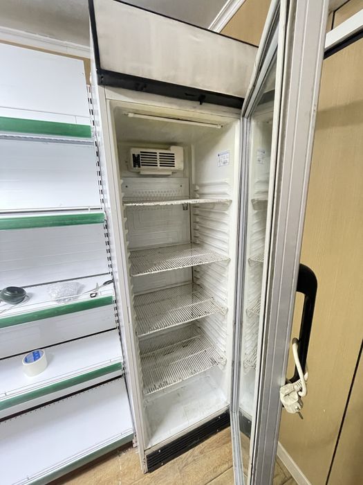 Холодильник витрина отлично морозит