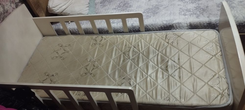 Продам детскую кровать с матрасом