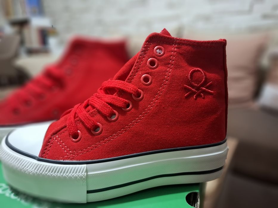 Червени кецове на Benetton