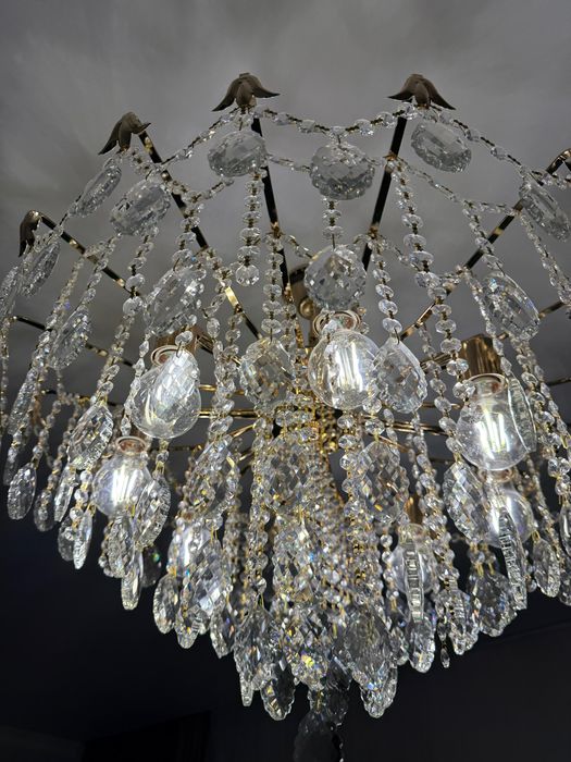 Люстра в гостиную очень красивая