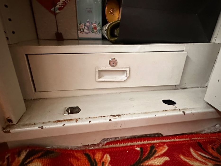 Большой металлический сейф