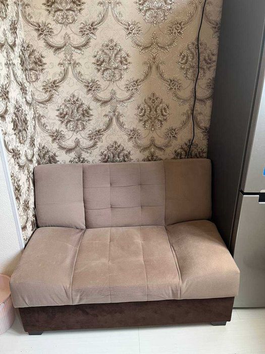 Продается два кресла и большой ковер