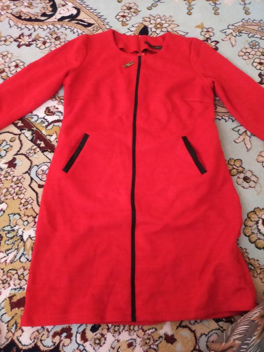 Красное прямое платье.