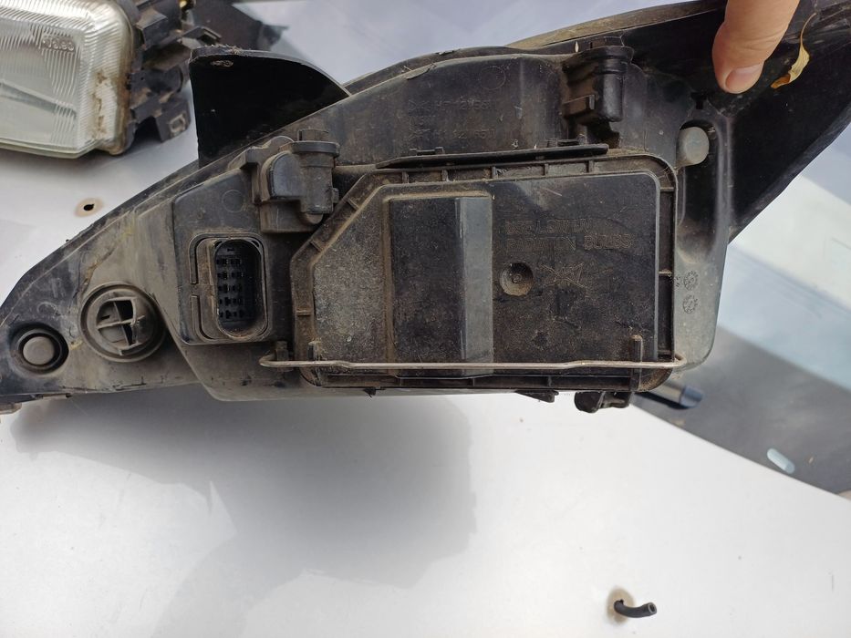 Десен фар за Форд фокус 2003 година