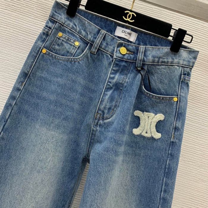 Дънки с надписи.