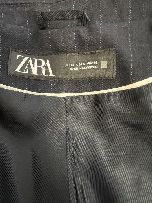 Vand pardesiu nou, Zara , S, bleumarin cu dungi  subtiri albe.