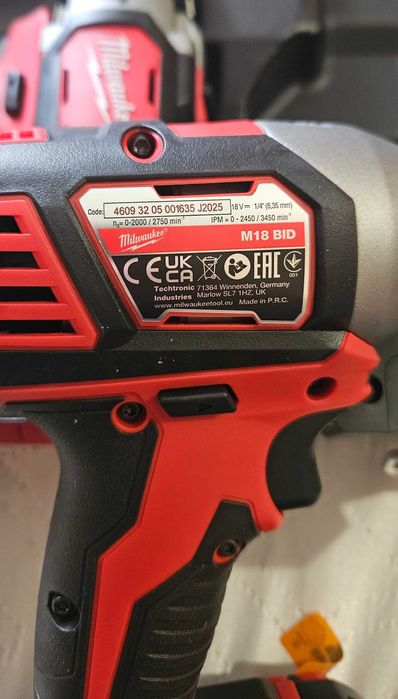 Milwaukee M18 комплект – ударен гайковерт + ударен винтоверт + 2 батерии 4Ah + зарядно + куфар