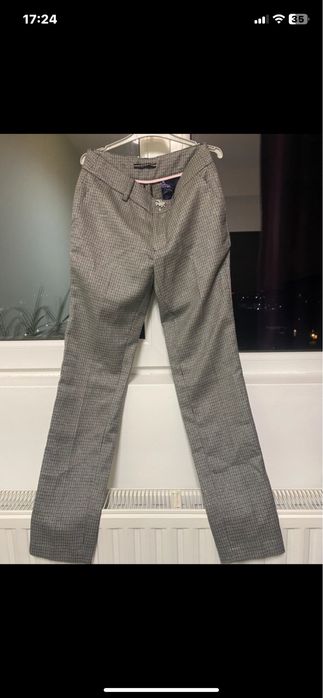 Pantaloni noi , de la Guess , originali