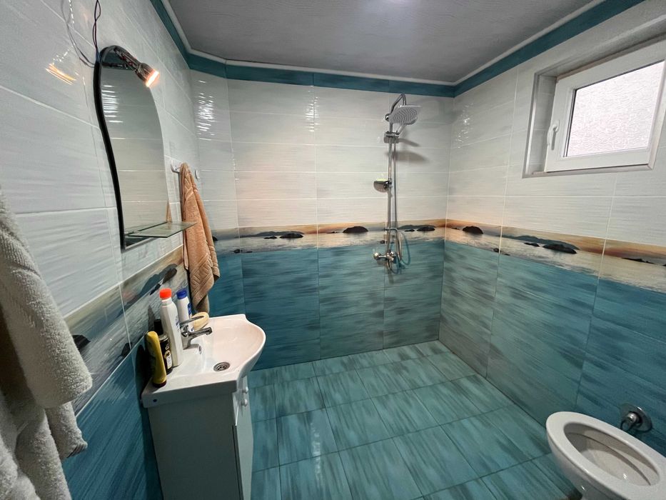 Продава къща на два етажа в Кортен