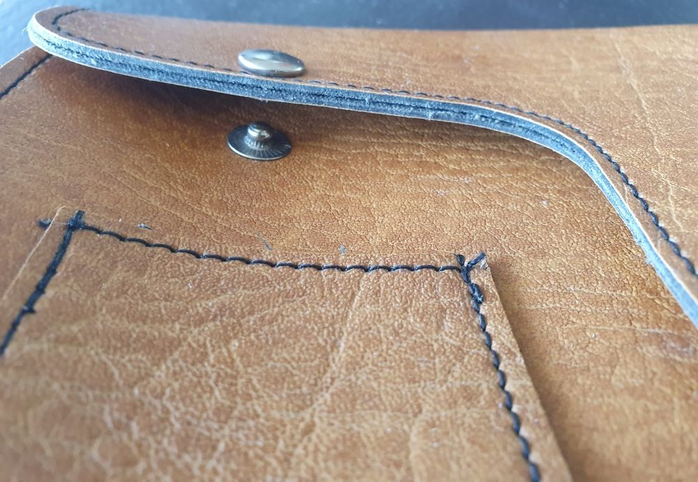 Borseta Oldies din piele foarte calitativă, dimensiuni 24X18X6 cm,