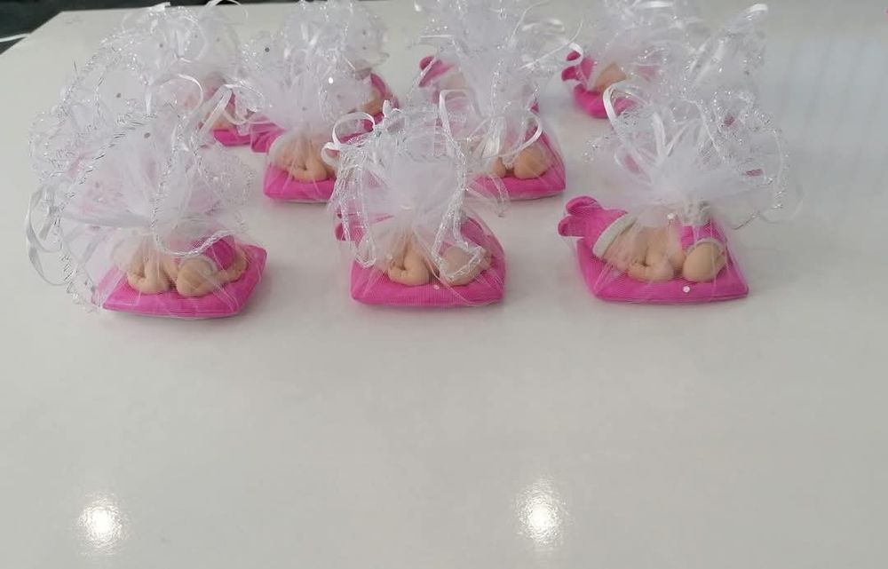 Подаръчета за гости бебе върху възглавничка