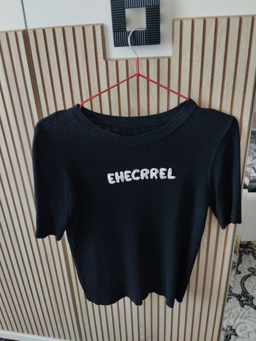 Salom 1 Marta kiyilgan kiyimlar bor