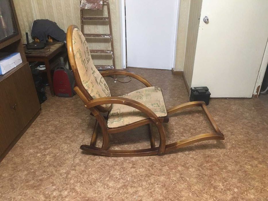 Кресло качалка из толстого дерева очень крепкое