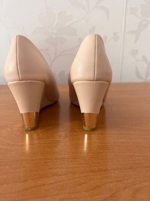 Елегантни бежови обувки на платформа