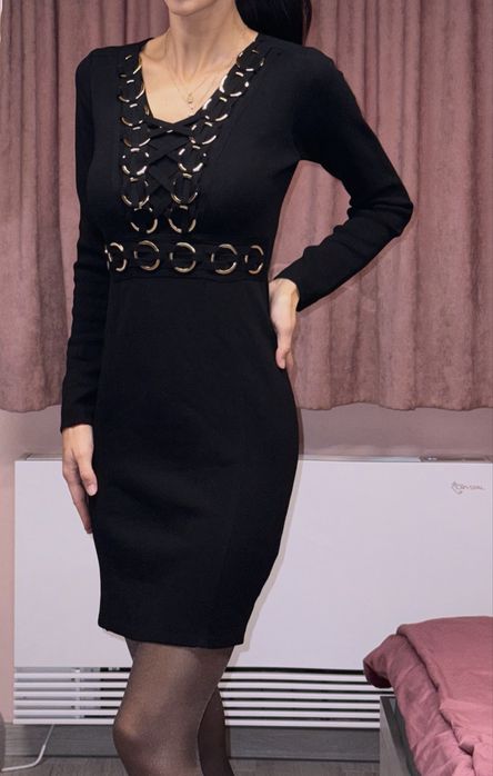 Черна рокля със златни елементи