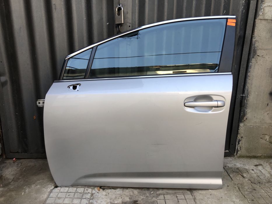Предна лява врата за тойота авенсис/Toyota avensis T27 09-14г