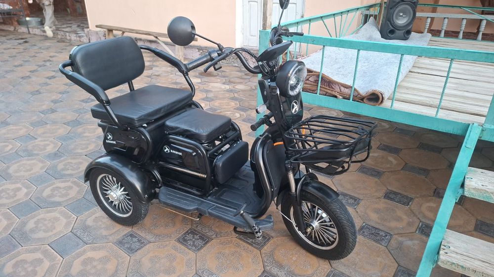 Продам скутер 3х колёсный