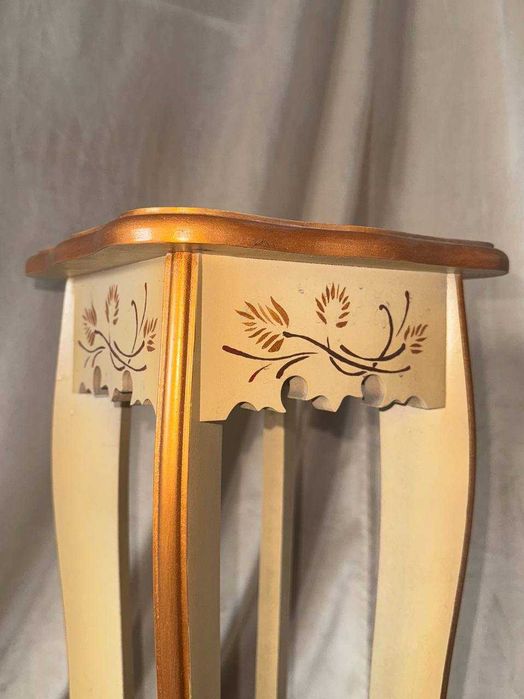 Деревянные полки под цветы