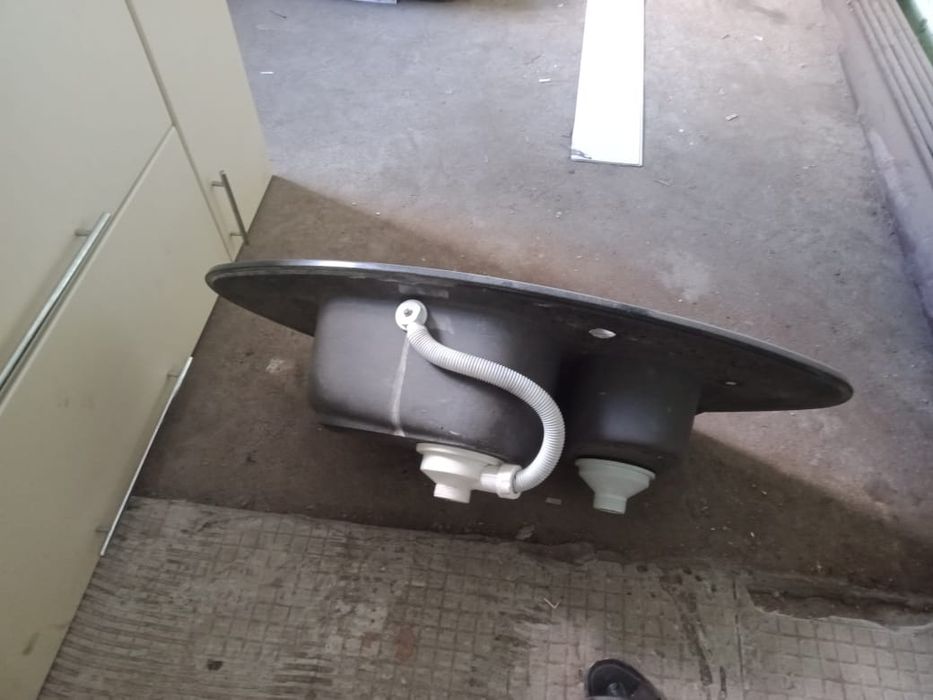 Продам угловой раковину.