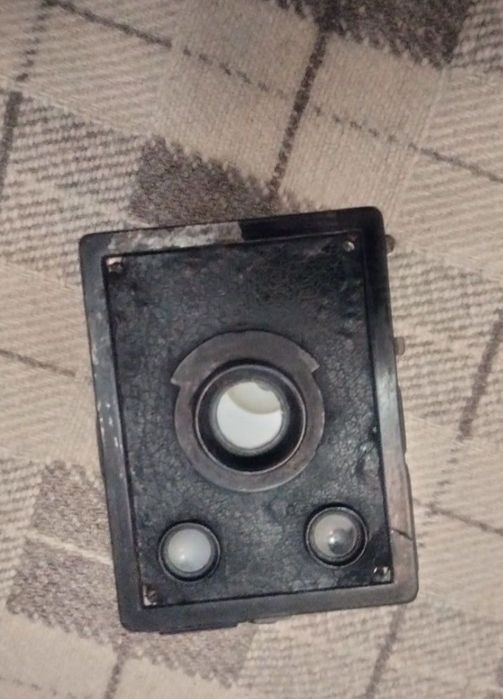 Kodak box 620
Подходящ за декорация и колекции.
Апарата е работещ блендата се отваря перфектно.