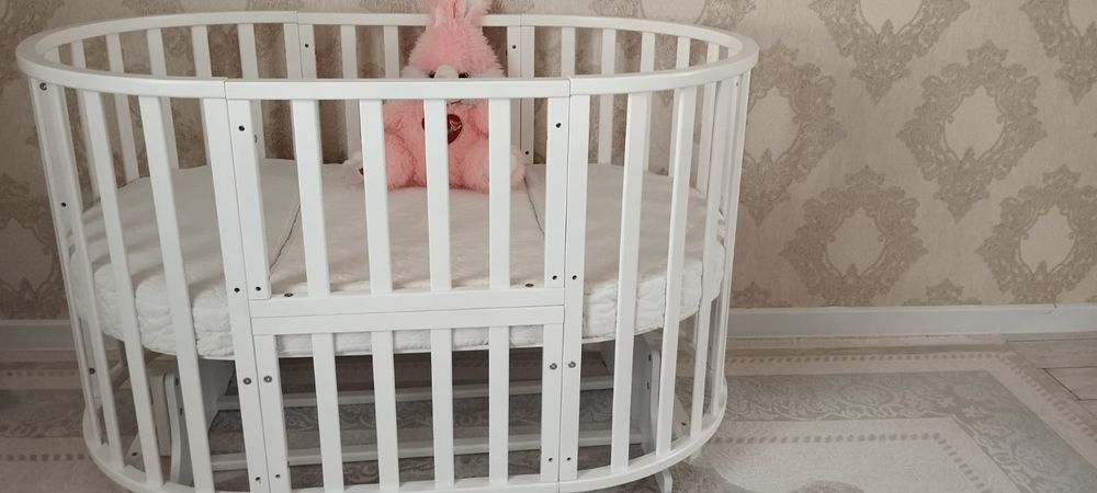 Манеж красивой белый