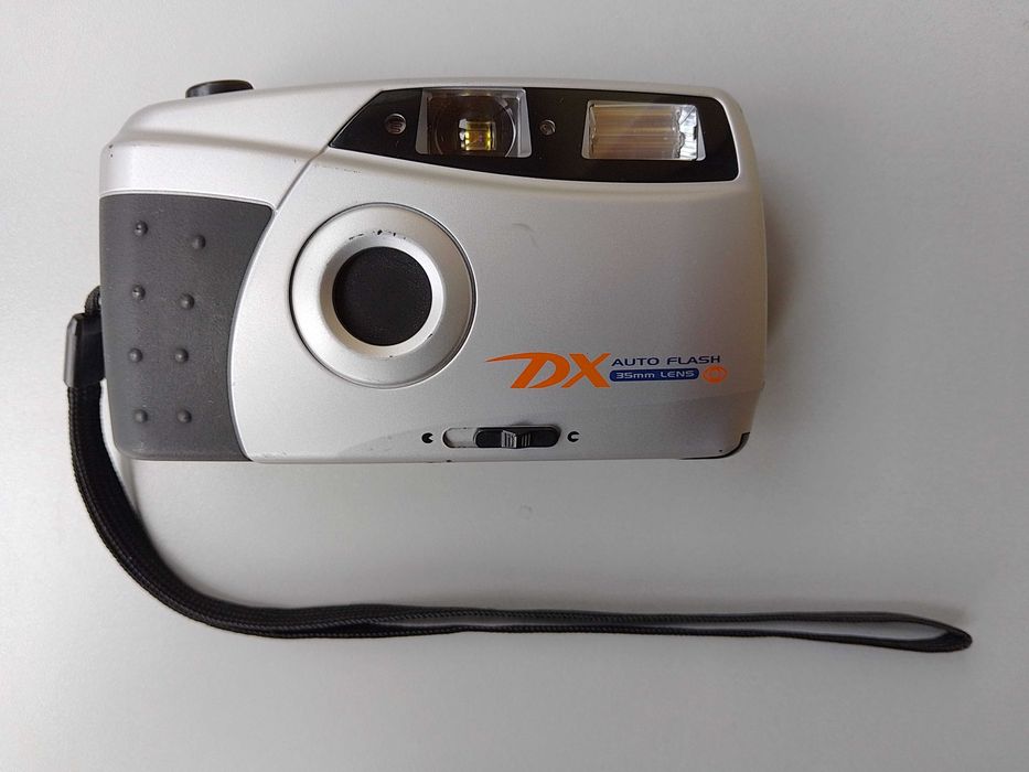 Фотоапарат за лента със светкавица