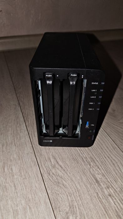 Продам Synology ds220+ и два диска по 2тб