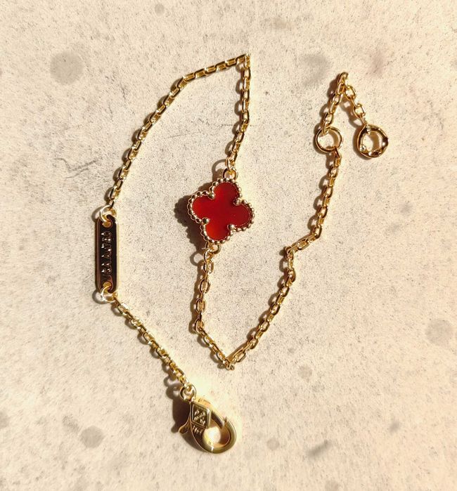 Гривна с малка червена детелина Van Cleef & Arpels VCA Sweet Alhambra