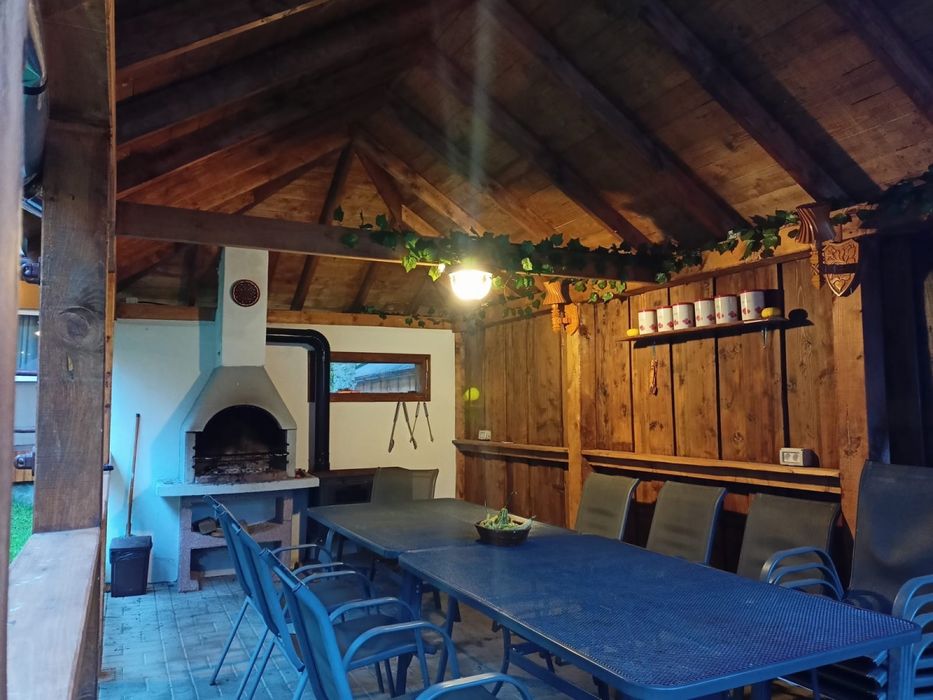 Inchiriez cabane cu ciubar pentru 12 persoane
